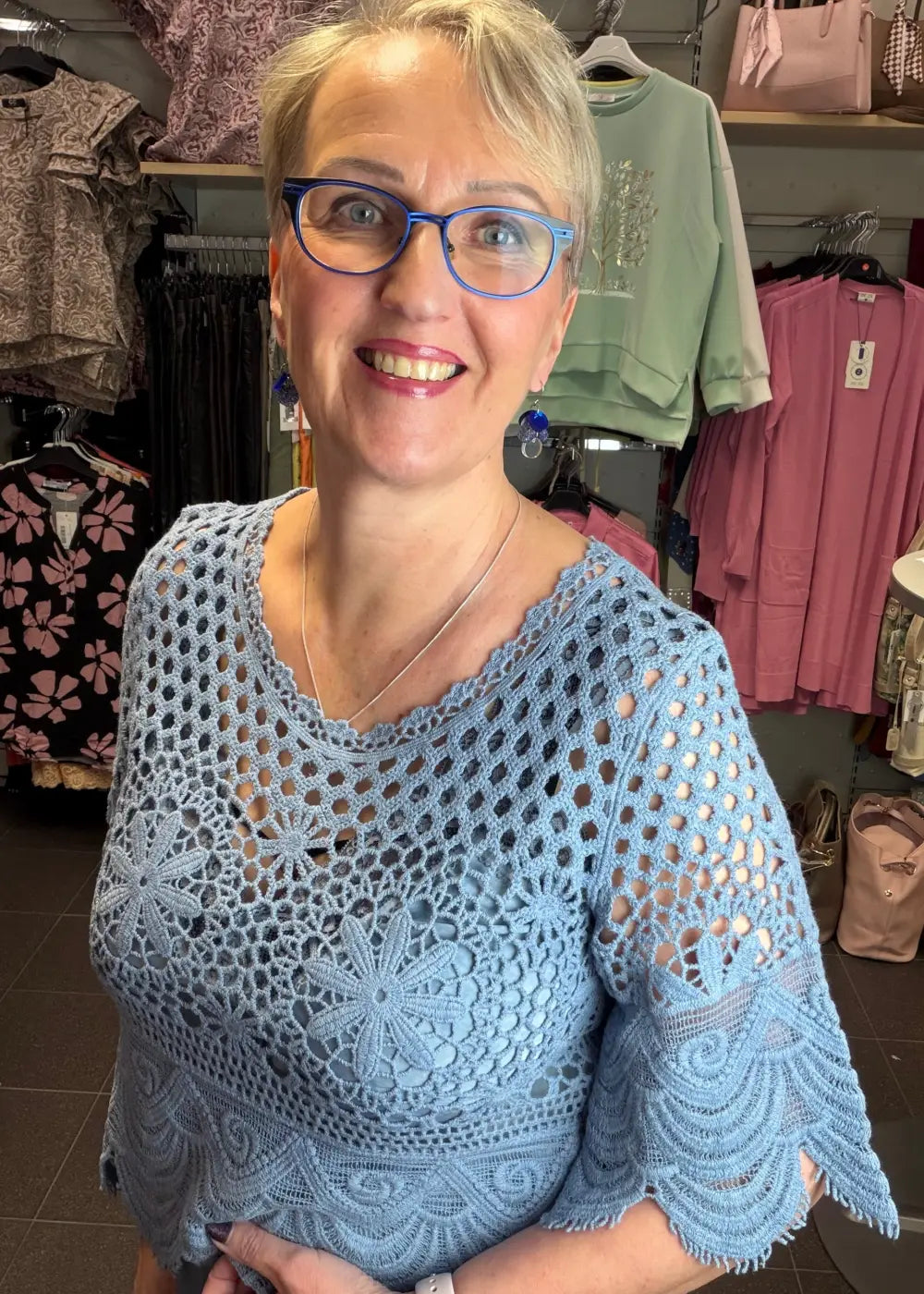 Naisten boheemi kirjailtu neule farkunsinisessä sävyssä, paksuhko mutta ilmava materiaali, naisellinen malli, vajaamittaiset leveät hihat ja O-pääntie