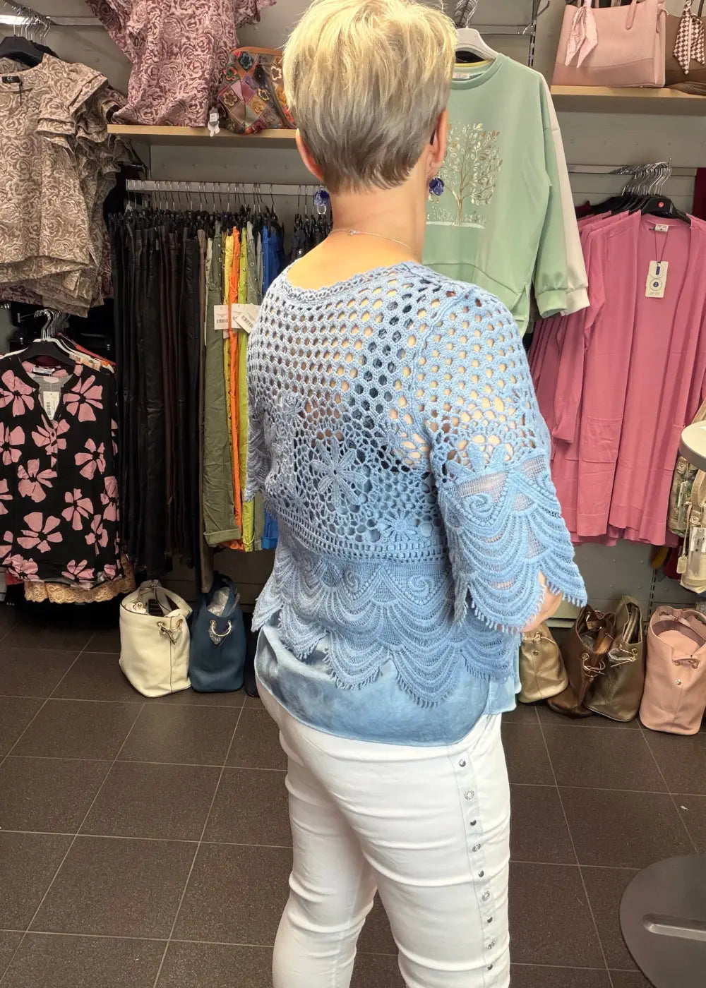 Naisten boheemi kirjailtu neule farkunsinisessä sävyssä, paksuhko mutta ilmava materiaali, naisellinen malli, vajaamittaiset leveät hihat ja O-pääntie