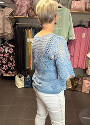 Naisten boheemi kirjailtu neule farkunsinisessä sävyssä, paksuhko mutta ilmava materiaali, naisellinen malli, vajaamittaiset leveät hihat ja O-pääntie