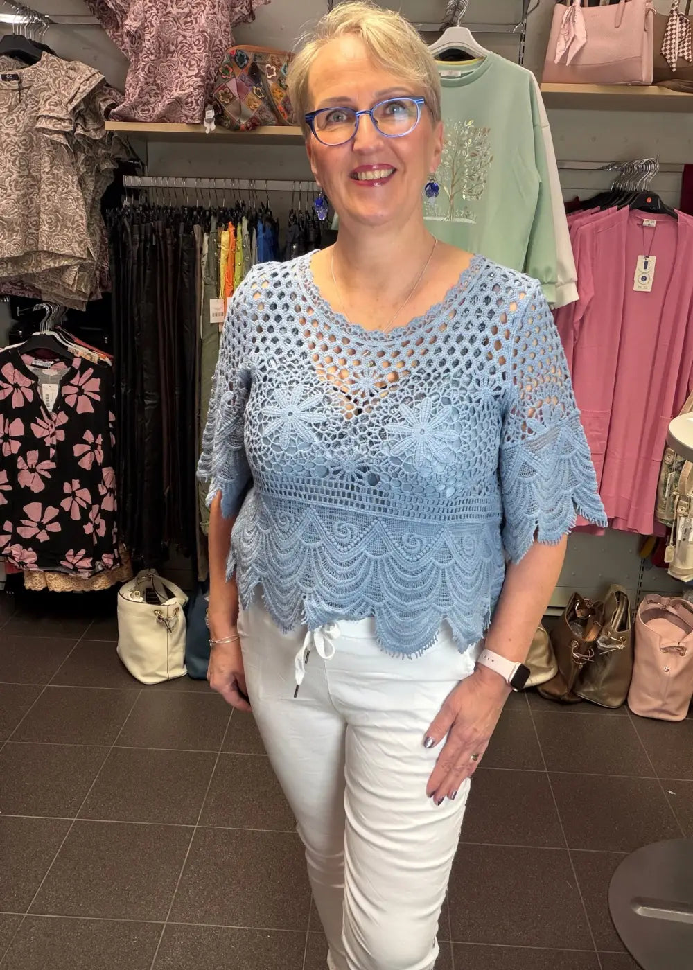 Naisten boheemi kirjailtu neule farkunsinisessä sävyssä, paksuhko mutta ilmava materiaali, naisellinen malli, vajaamittaiset leveät hihat ja O-pääntie