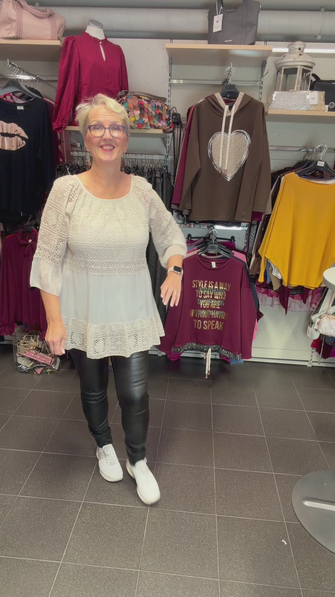 Elegantti silkkitunika kauniilla kirjailulla, A-linjainen malli, ilmava materiaali, leveät vajaamittaiset hihat ja O-pääntie