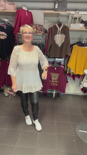 Elegantti silkkitunika kauniilla kirjailulla, A-linjainen malli, ilmava materiaali, leveät vajaamittaiset hihat ja O-pääntie