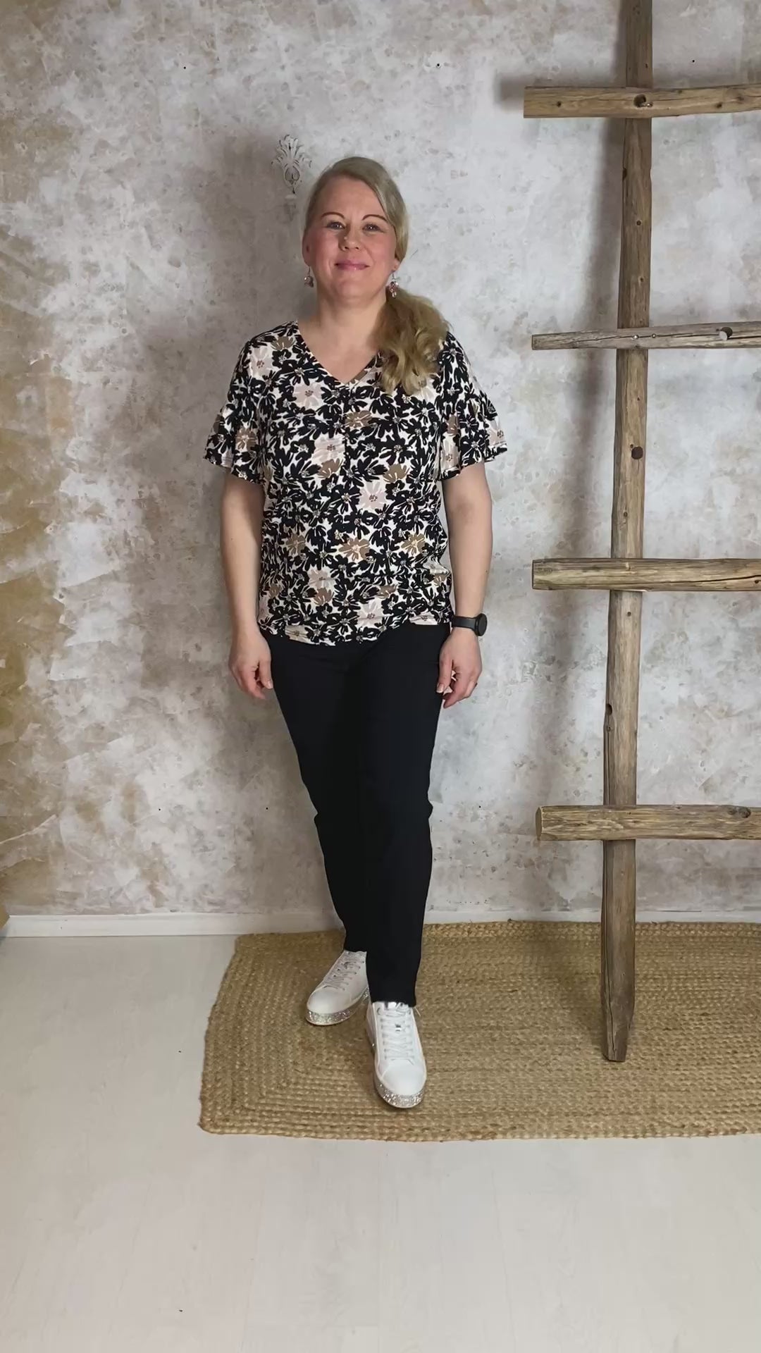 Naisten hurmaava trikoopaita beigenä, tiheä kukkakuvio, pehmeä ja joustava materiaali, naisellinen malli, V-pääntie, frillahihat ja rypytys