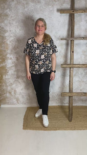 Naisten hurmaava trikoopaita beigenä, tiheä kukkakuvio, pehmeä ja joustava materiaali, naisellinen malli, V-pääntie, frillahihat ja rypytys