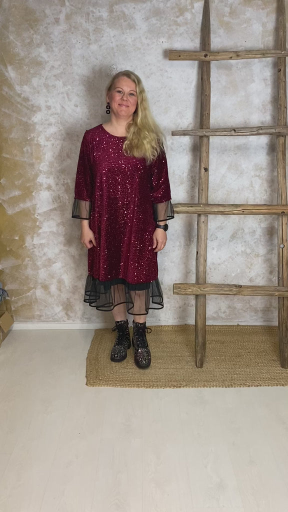 Kimaltava paljettijuhlamekko, jossa tyllifrilla, puffihihat, A-linjainen malli ja joustava kiinteä alusmekko.