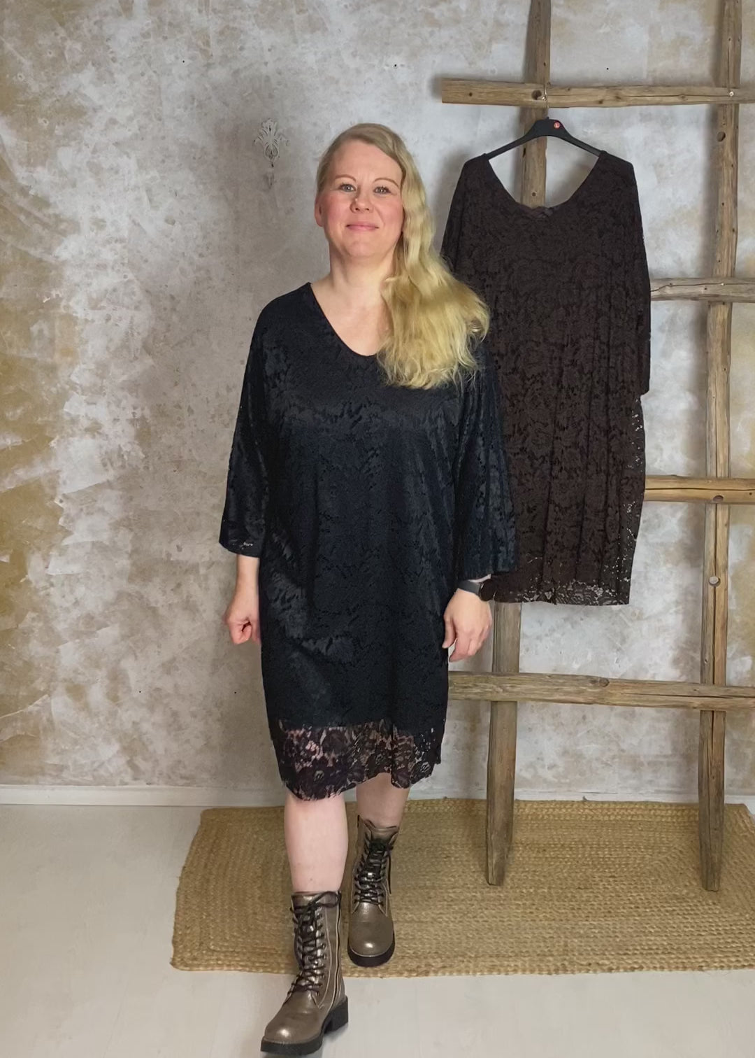 Elegantti pitsimekko juhlaan – joustava koristepitsi, suora malli, avoin selkä ja lepakkohihat tuovat ylellisen ilmeen.