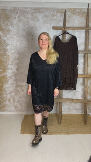 Elegantti pitsimekko juhlaan – joustava koristepitsi, suora malli, avoin selkä ja lepakkohihat tuovat ylellisen ilmeen.