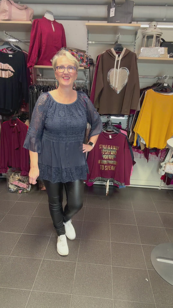 Elegantti silkkitunika kauniilla kirjailulla, A-linjainen malli, ilmava materiaali, leveät vajaamittaiset hihat ja O-pääntie