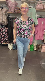 Naisten leveälahkeiset stretch-farkut erittäin joustavasta materiaalista, korkea vyötärö, vetoketju ja nappikiinnitys sekä taskut edessä ja takana