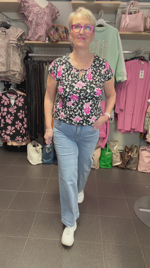 Naisten leveälahkeiset stretch-farkut erittäin joustavasta materiaalista, korkea vyötärö, vetoketju ja nappikiinnitys sekä taskut edessä ja takana