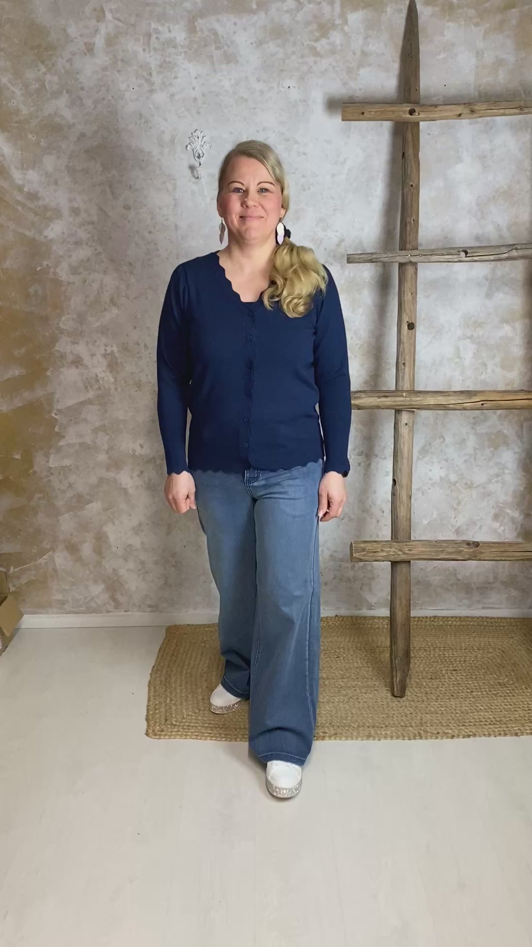 Naisten suloinen tummansininen lyhyt neuletakki ohuehkoa neulosta, edessä napit, suora malli, täyspitkät puffihihat ja avara V-pääntie