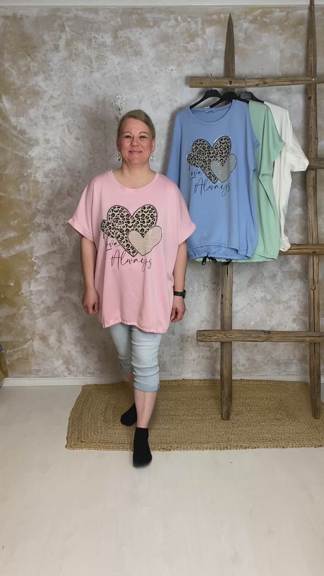 Väljä collegetunika strassisydänkuviolla ja tekstillä Love always, suora malli, kiristysnauha helmassa, pehmeä materiaali