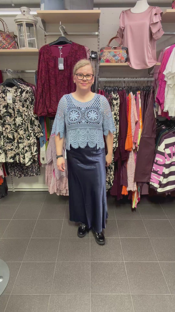 Tummansininen pitkä satiinihame, jossa kiiltävä materiaali, A-linjainen malli, leveä kuminauhavyötärö ja sivulla vetoketju.
