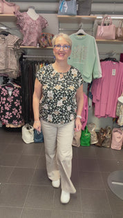 Naisten beige trikoopaita, pehmeä ja joustava materiaali, holkkihihat, O-pääntie ja pussimainen helma