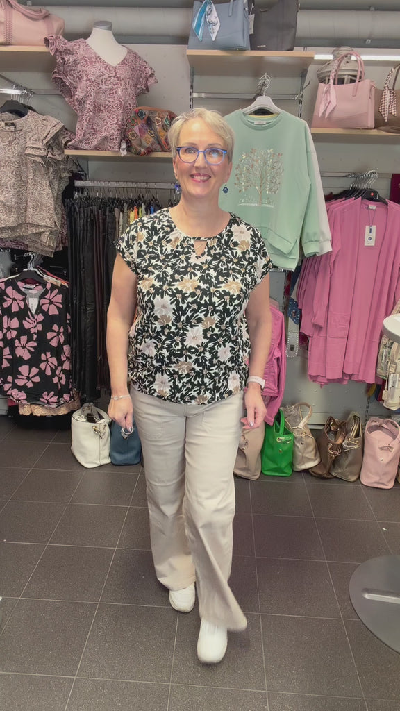 Naisten beige trikoopaita, pehmeä ja joustava materiaali, holkkihihat, O-pääntie ja pussimainen helma