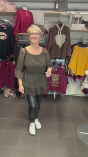 Elegantti silkkitunika kauniilla kirjailulla, A-linjainen malli, ilmava materiaali, leveät vajaamittaiset hihat ja O-pääntie