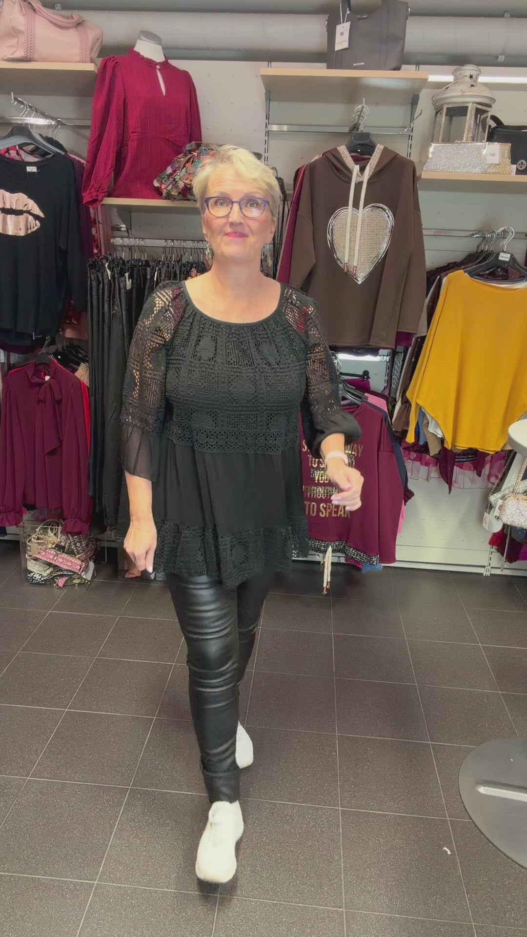 Elegantti silkkitunika kauniilla kirjailulla, A-linjainen malli, ilmava materiaali, leveät vajaamittaiset hihat ja O-pääntie