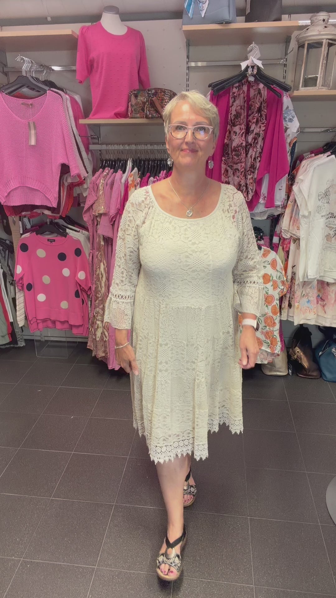 Beige pitsimekko A-linjaisella mallilla, läpinäkyvät vajaamittaiset hihat frilloilla ja alusmekko