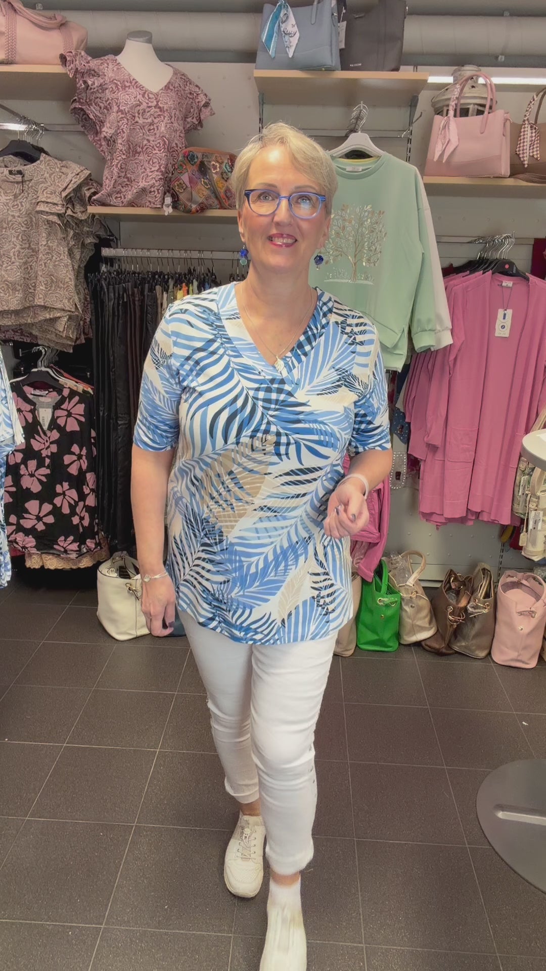 Naisten lyhythihainen tunika sinisävyisellä lehtikuviolla, pehmeä ja joustava materiaali, A-linjainen malli ja V-pääntie