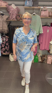 Naisten lyhythihainen tunika sinisävyisellä lehtikuviolla, pehmeä ja joustava materiaali, A-linjainen malli ja V-pääntie