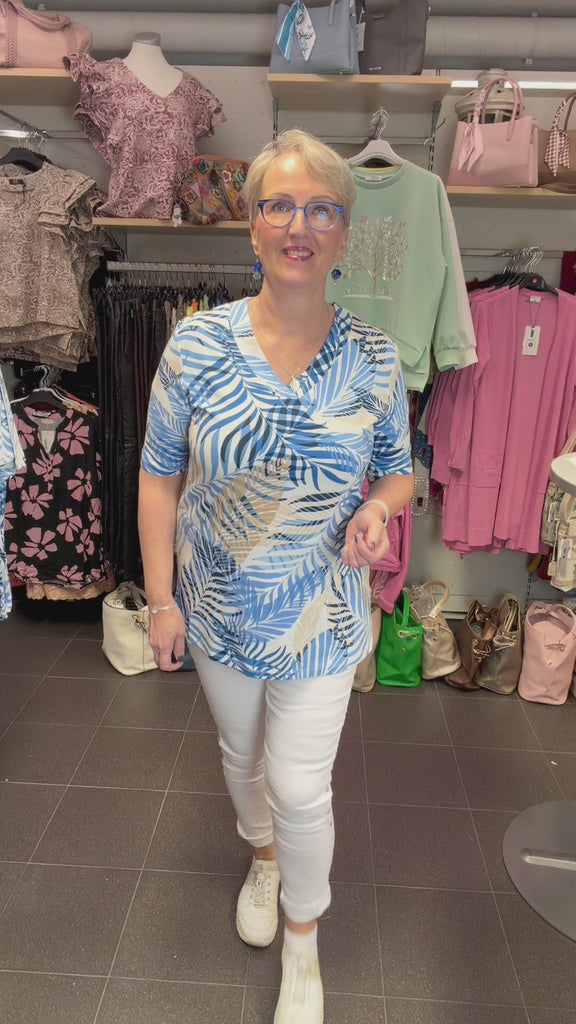 Naisten lyhythihainen tunika sinisävyisellä lehtikuviolla, pehmeä ja joustava materiaali, A-linjainen malli ja V-pääntie