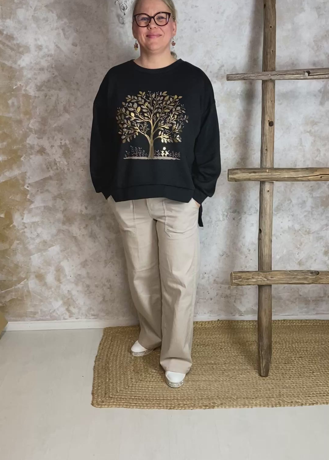 Pehmeä joustava collegepaita, suora malli, strassikoristeltu elämänpuu edessä, halkiot helmassa ja täyspitkät hihat