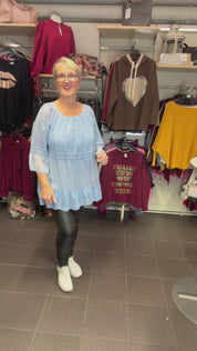 Elegantti silkkitunika kauniilla kirjailulla, A-linjainen malli, ilmava materiaali, leveät vajaamittaiset hihat ja O-pääntie