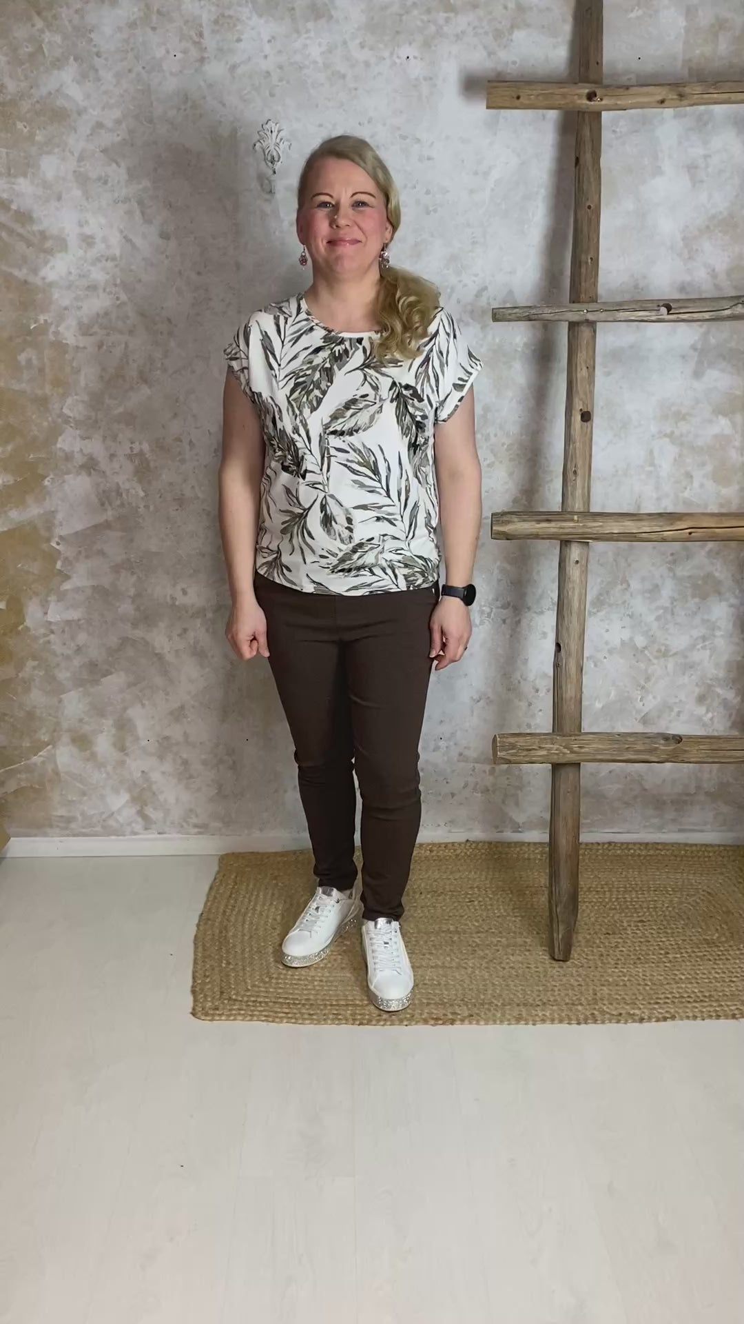 Naisten holkkihihainen paita maanläheisellä lehtikuviolla, joustava materiaali, suora malli ja O-pääntie