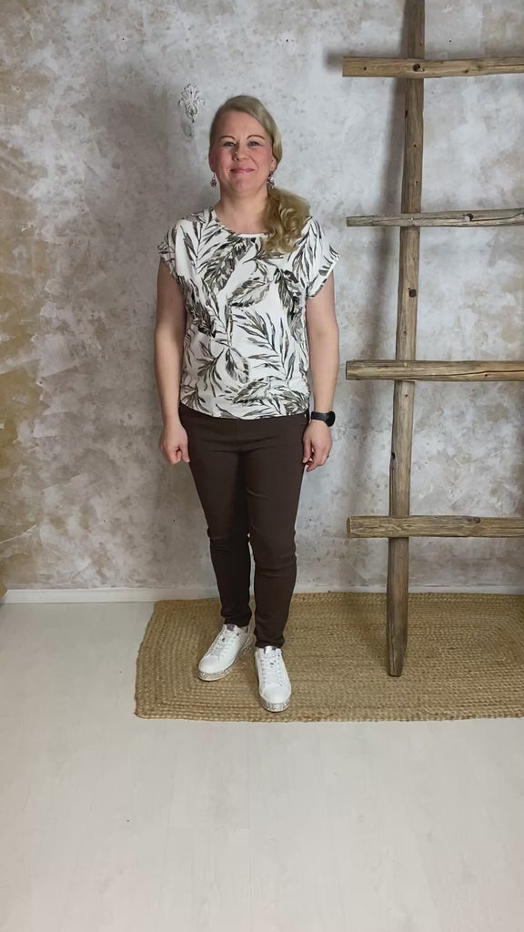 Naisten holkkihihainen paita maanläheisellä lehtikuviolla, joustava materiaali, suora malli ja O-pääntie