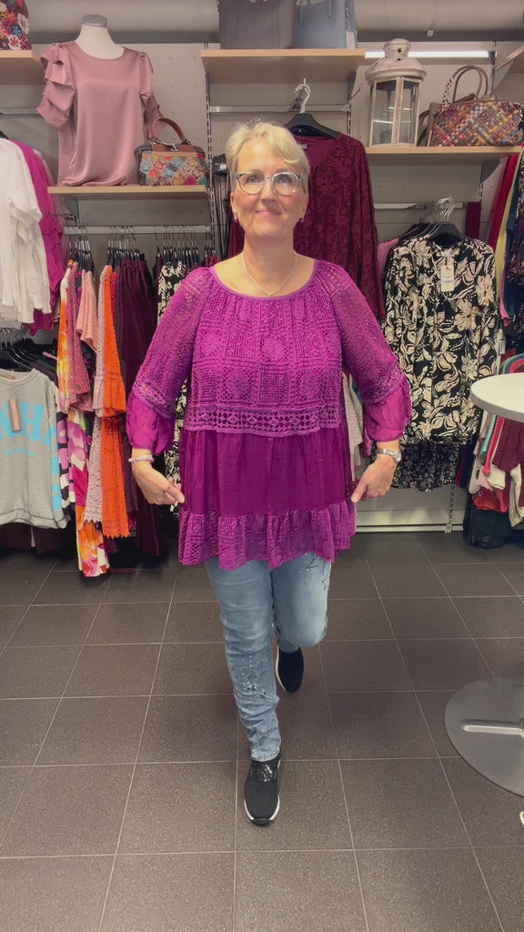 Elegantti mauve silkkitunika kauniilla kirjailulla, A-linjainen malli, ilmava materiaali, leveät vajaamittaiset hihat ja O-pääntie