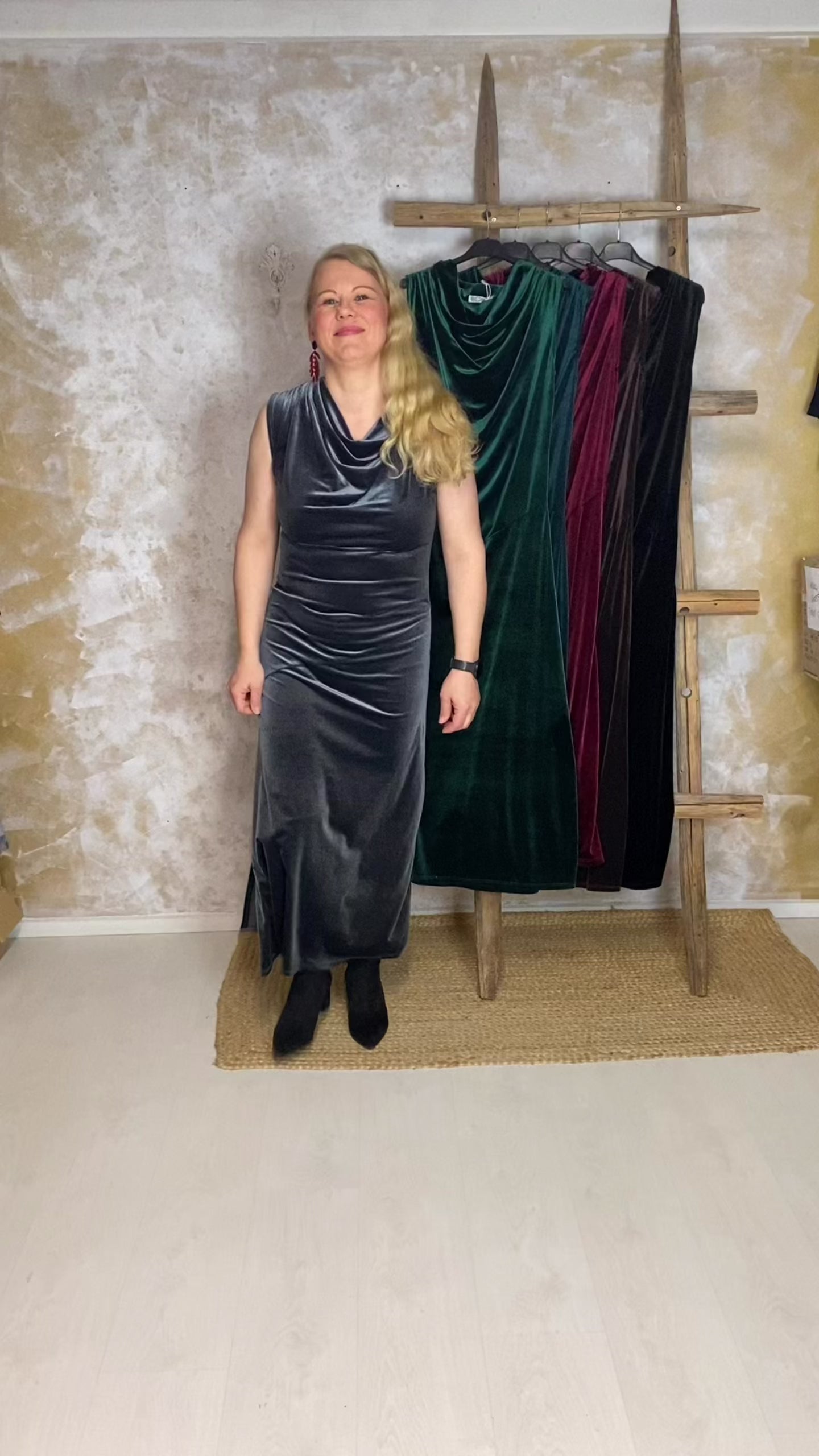 Säkenöivän kaunis hihaton velour-mekko naisille, pehmeä stretch, vesiputouskaulus, imarteleva malli ja näyttävä levenevä helma