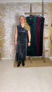 Säkenöivän kaunis hihaton velour-mekko naisille, pehmeä stretch, vesiputouskaulus, imarteleva malli ja näyttävä levenevä helma