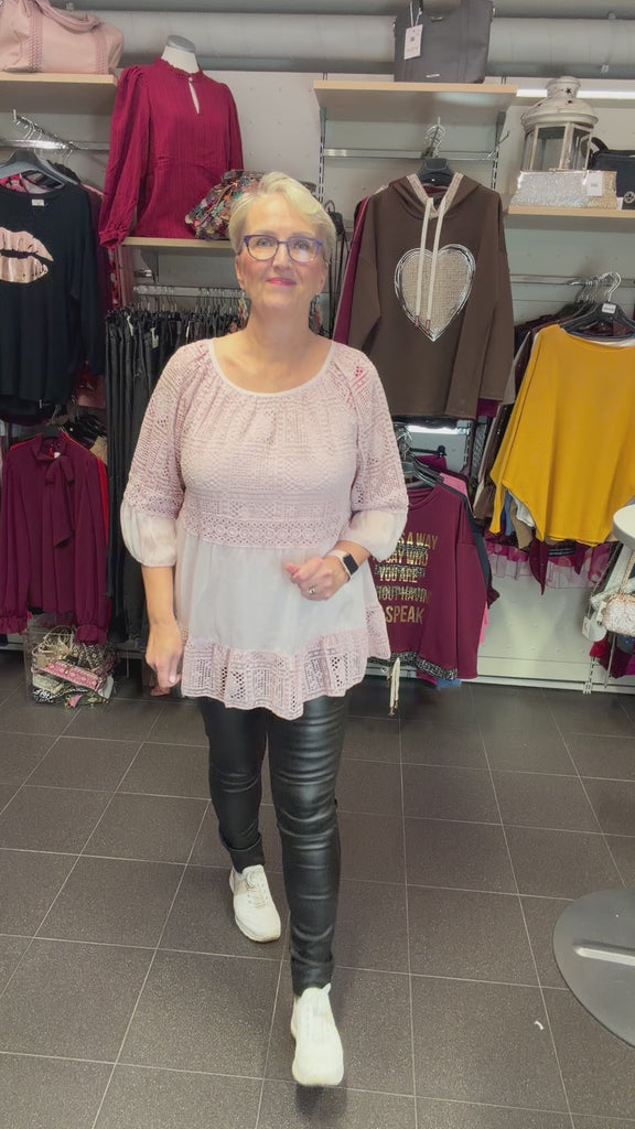 Elegantti silkkitunika kauniilla kirjailulla, A-linjainen malli, ilmava materiaali, leveät vajaamittaiset hihat ja O-pääntie