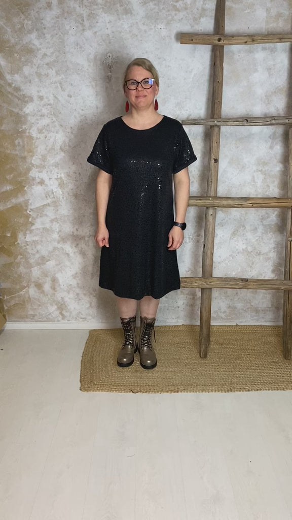 Kimaltava paljettimekko naisellisella mallilla, joustavalla materiaalilla ja O-pääntiellä näyttävään juhlatyyliin.