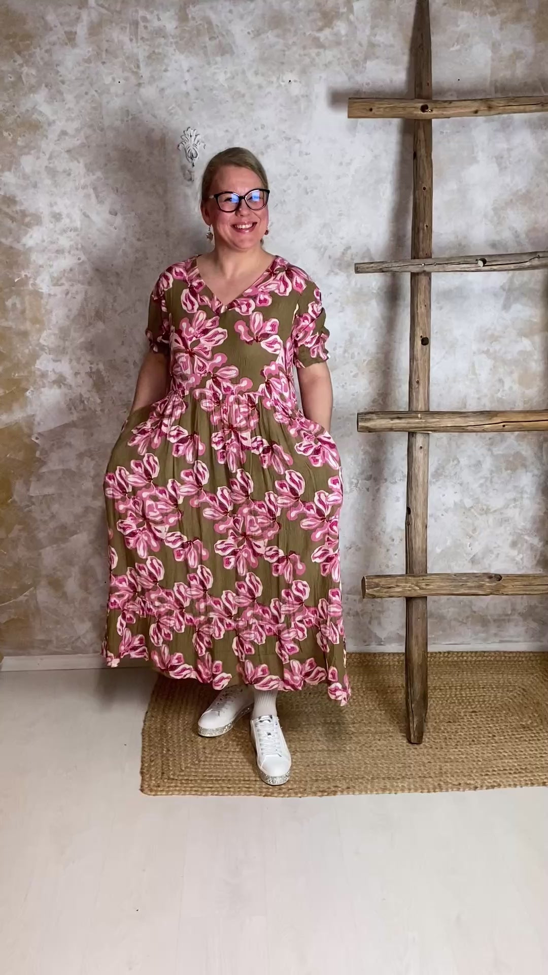 Naisten maksimekko kreppiviskoosista, suuret kukkakuviot, V-pääntie, vajaamittaiset hihat, taskut ja levenevä helma