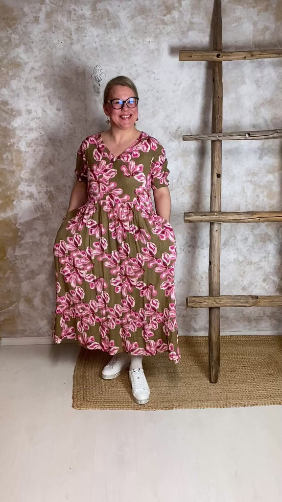 Naisten maksimekko kreppiviskoosista, suuret kukkakuviot, V-pääntie, vajaamittaiset hihat, taskut ja levenevä helma