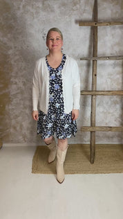 Naisten sininen kukkamekko joustavasta ja pehmeästä materiaalista, lyhythihainen malli, V-pääntie, rypytetty yksityiskohta ja levenevä helma