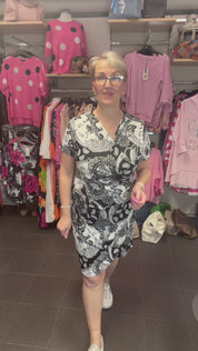 Musta paisley-kuvioinen valekietaisumekko V-pääntiellä, levenevä helma ja lyhyet hihat, kevyt joustava materiaali