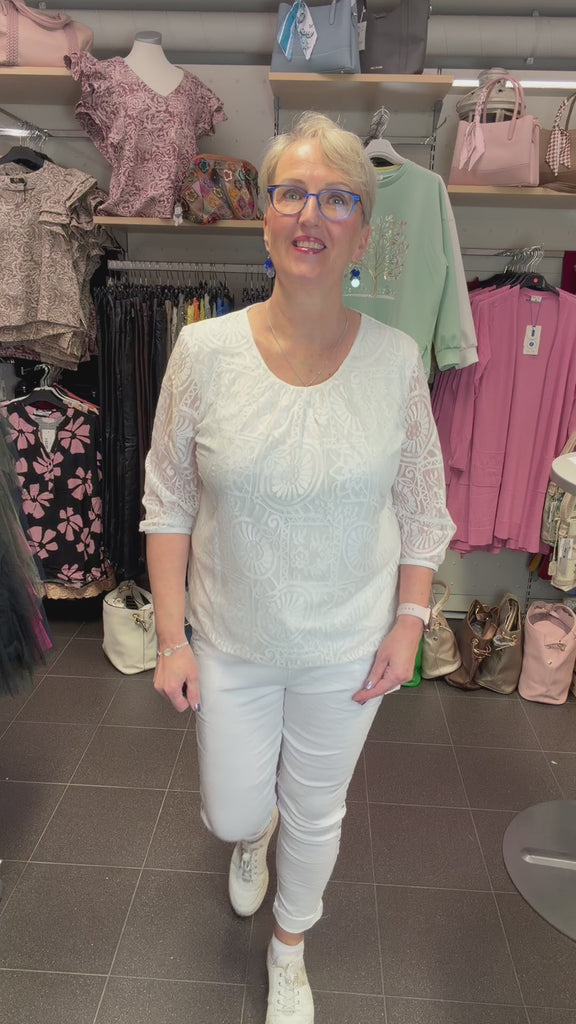 Naisten valkoinen pitsipusero kirjailulla, läpikuultava mesh-kangas, kiinteä alustoppi, vajaamittaiset hihat ja pussihelmainen malli