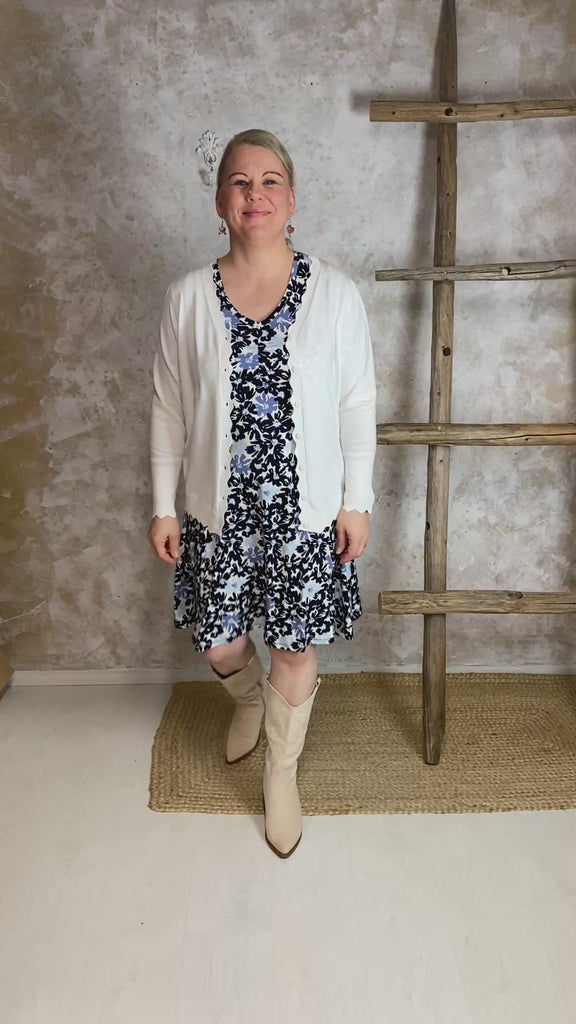 Naisten valkoinen lyhyt neuletakki ohuehkoa pehmeää neulosta, edessä napit, suora malli, täyspitkät puffihihat ja avara V-pääntie