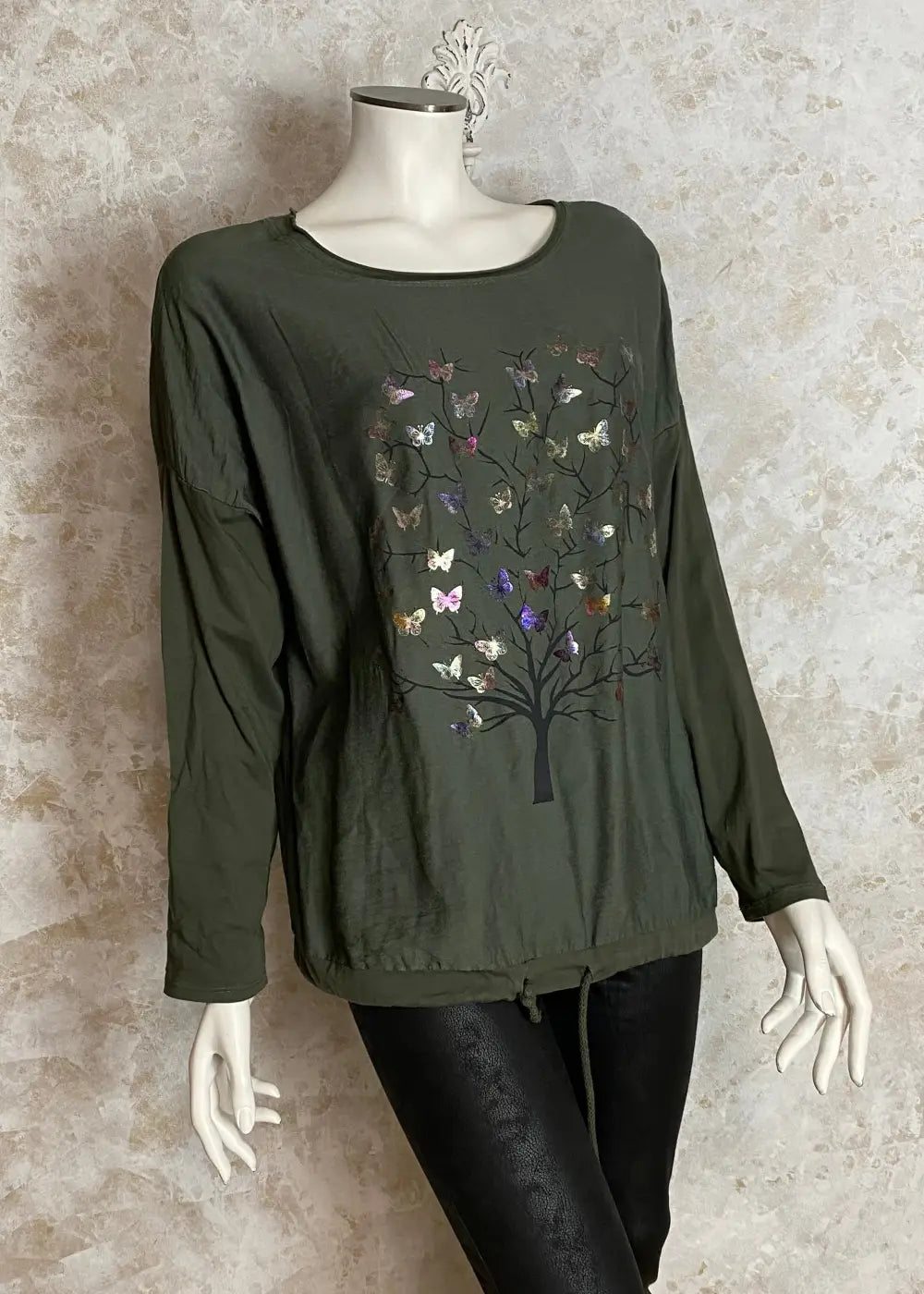 Värikäs elämänpuu-paita, jossa pitkät hihat, kimaltava etukuvio, laskettu olkalinja ja säädettävä helma.