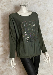 Värikäs elämänpuu-paita, jossa pitkät hihat, kimaltava etukuvio, laskettu olkalinja ja säädettävä helma.