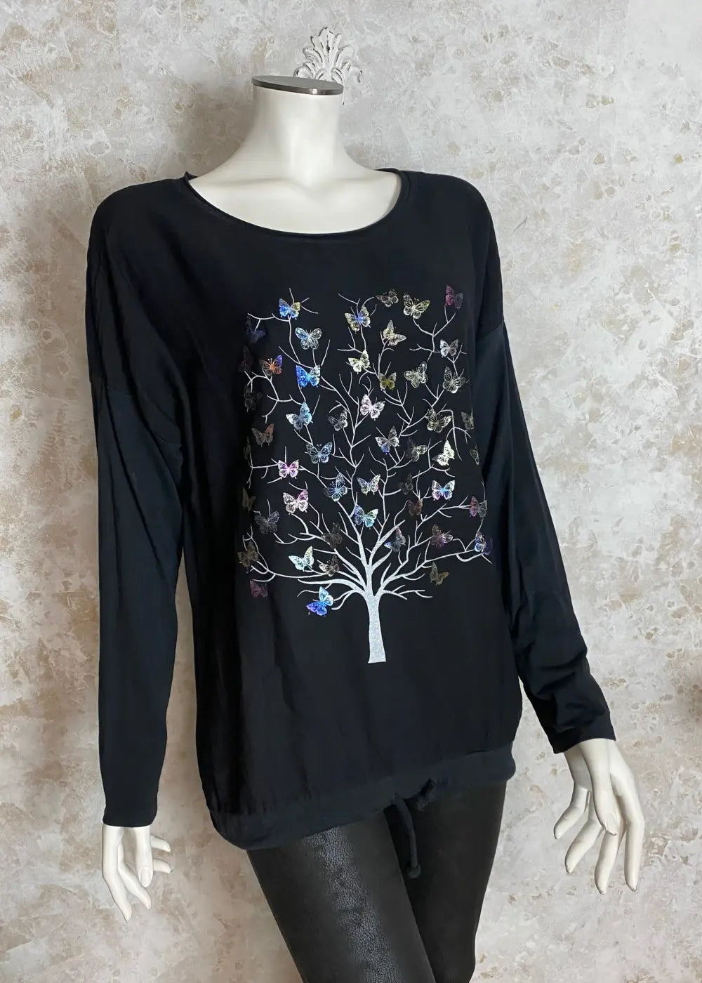 Värikäs elämänpuu-paita, jossa pitkät hihat, kimaltava etukuvio, laskettu olkalinja ja säädettävä helma.