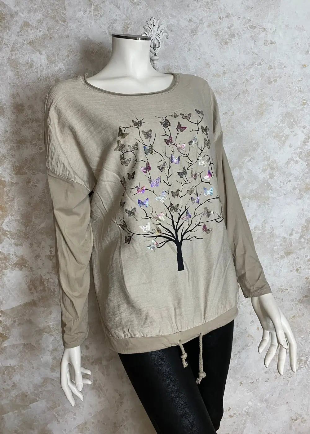 Värikäs elämänpuu-paita, jossa pitkät hihat, kimaltava etukuvio, laskettu olkalinja ja säädettävä helma.