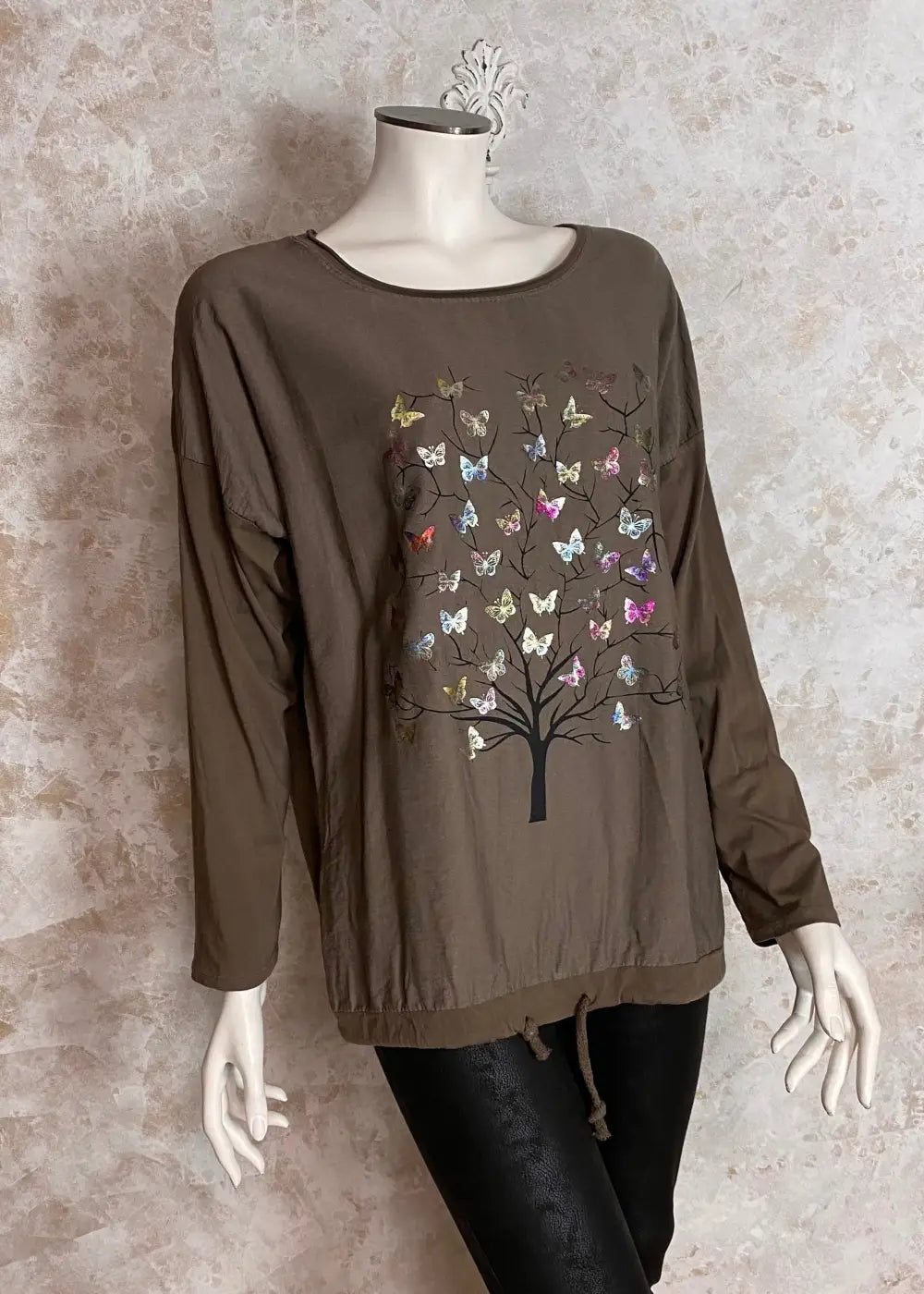 Värikäs elämänpuu-paita, jossa pitkät hihat, kimaltava etukuvio, laskettu olkalinja ja säädettävä helma.