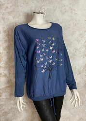 Värikäs elämänpuu-paita, jossa pitkät hihat, kimaltava etukuvio, laskettu olkalinja ja säädettävä helma.