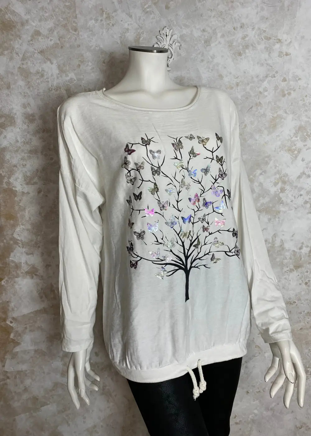 Värikäs elämänpuu-paita, jossa pitkät hihat, kimaltava etukuvio, laskettu olkalinja ja säädettävä helma.