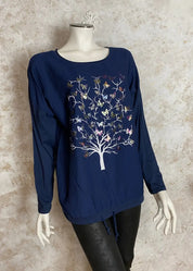 Värikäs elämänpuu-paita, jossa pitkät hihat, kimaltava etukuvio, laskettu olkalinja ja säädettävä helma.