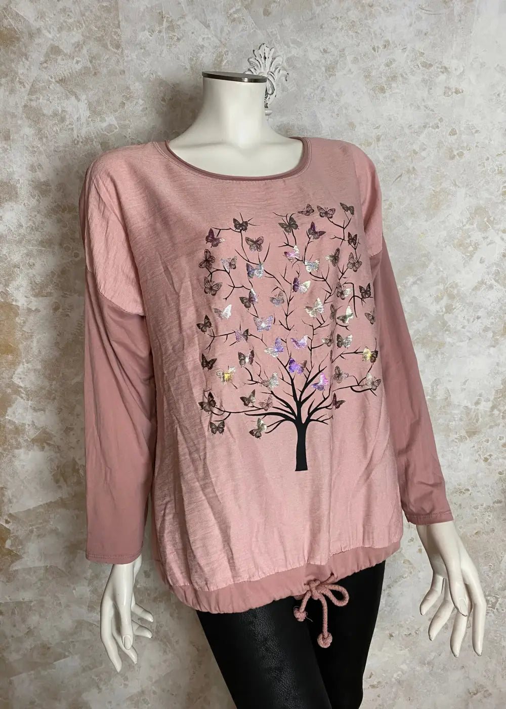 Värikäs elämänpuu-paita, jossa pitkät hihat, kimaltava etukuvio, laskettu olkalinja ja säädettävä helma.