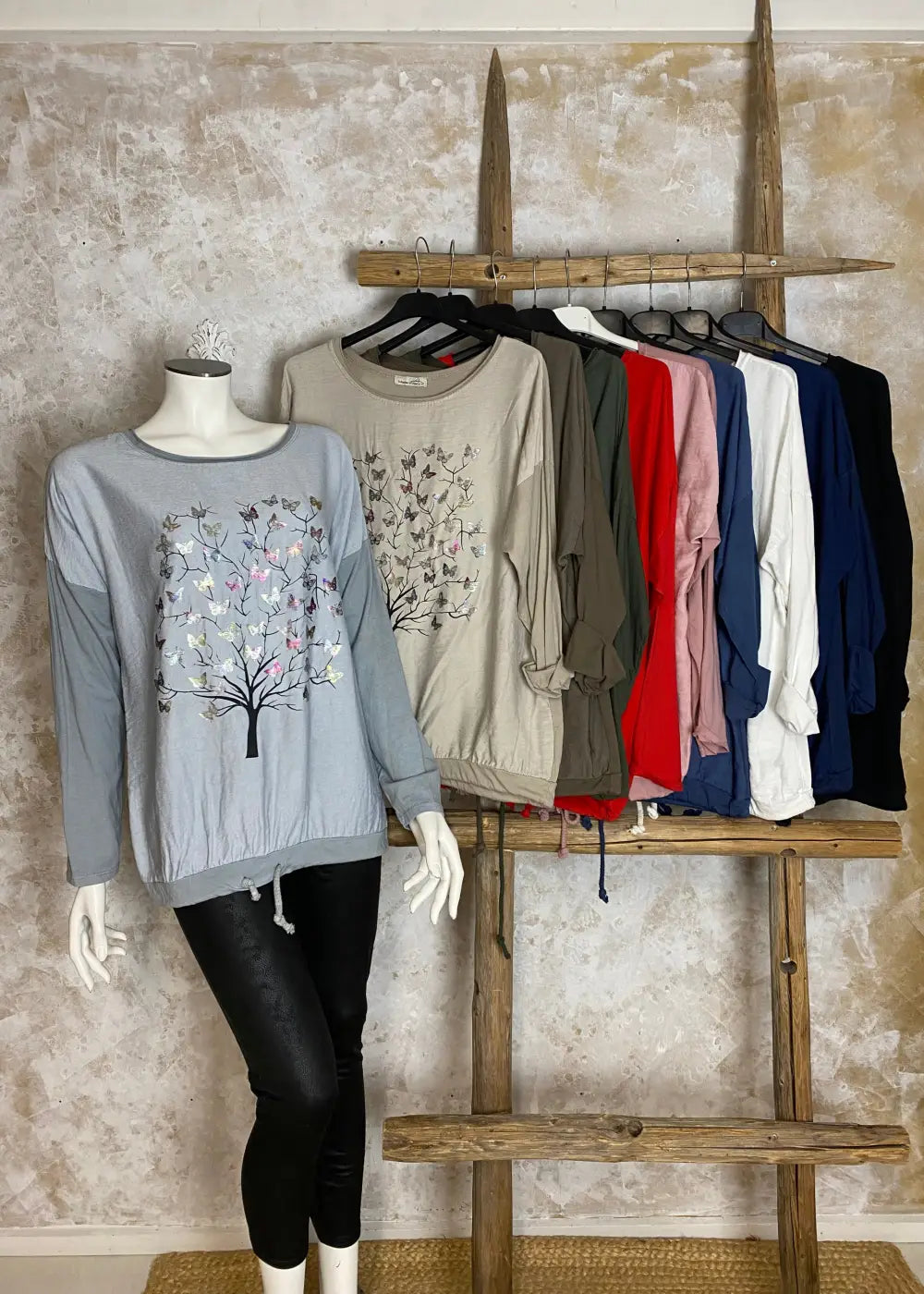 Värikäs elämänpuu-paita, jossa pitkät hihat, kimaltava etukuvio, laskettu olkalinja ja säädettävä helma.